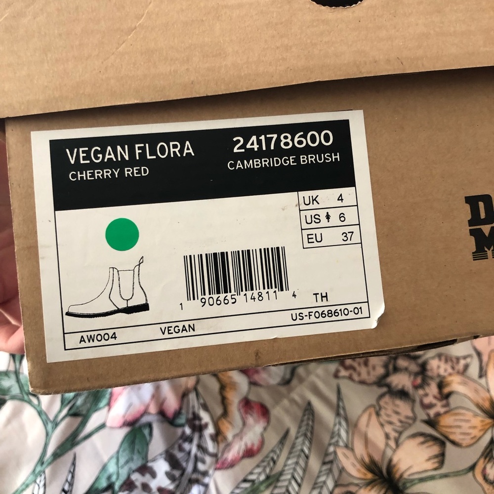 DR MARTEN VEGAN CHELSEA BOOTS